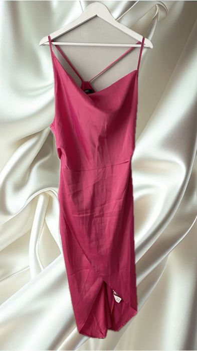 Розова сатенена рокля