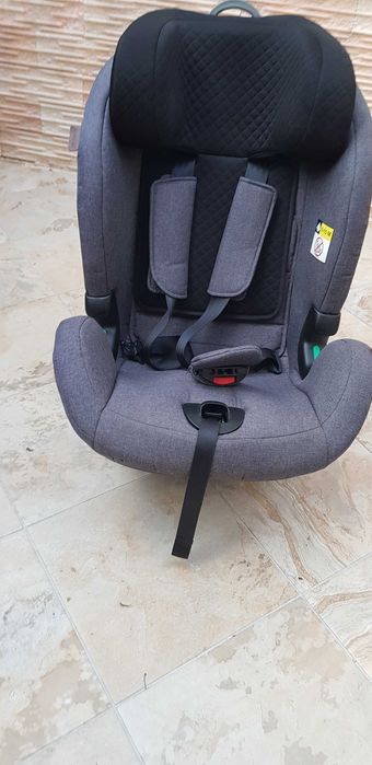 Scaun auto cu prindere isofix