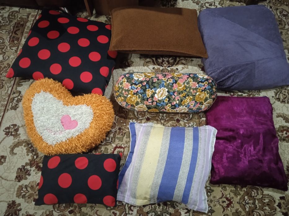 Подушки  разные.