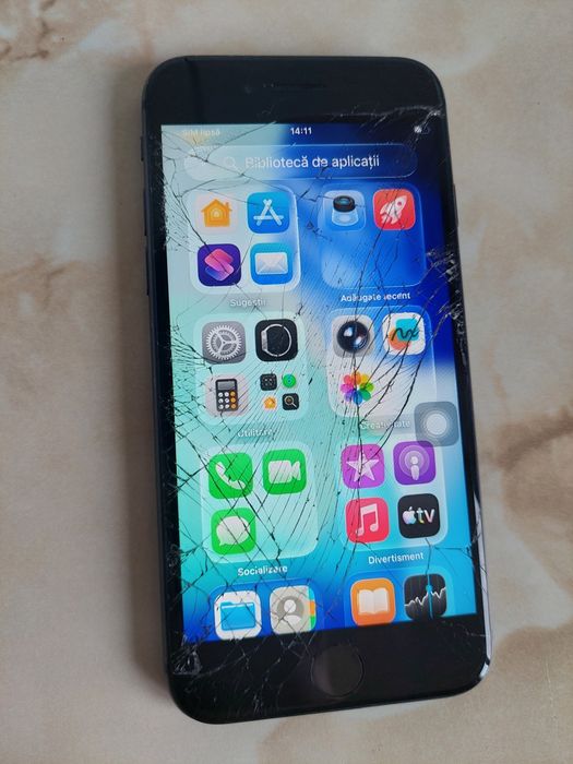 [SE2] Vând  iPhone SE 2 spart dar funcțional (iOS 26.1) //poze reale