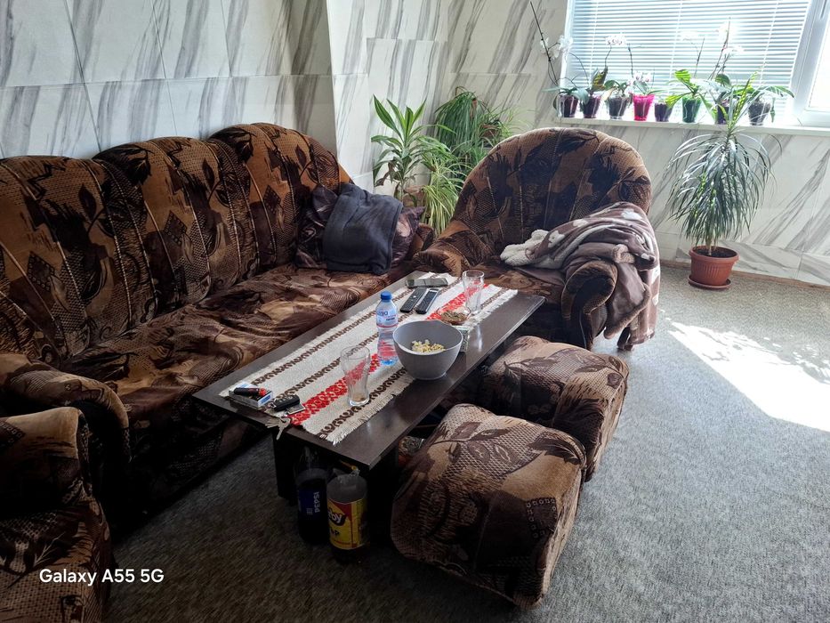 Диван с кресла и табуретки