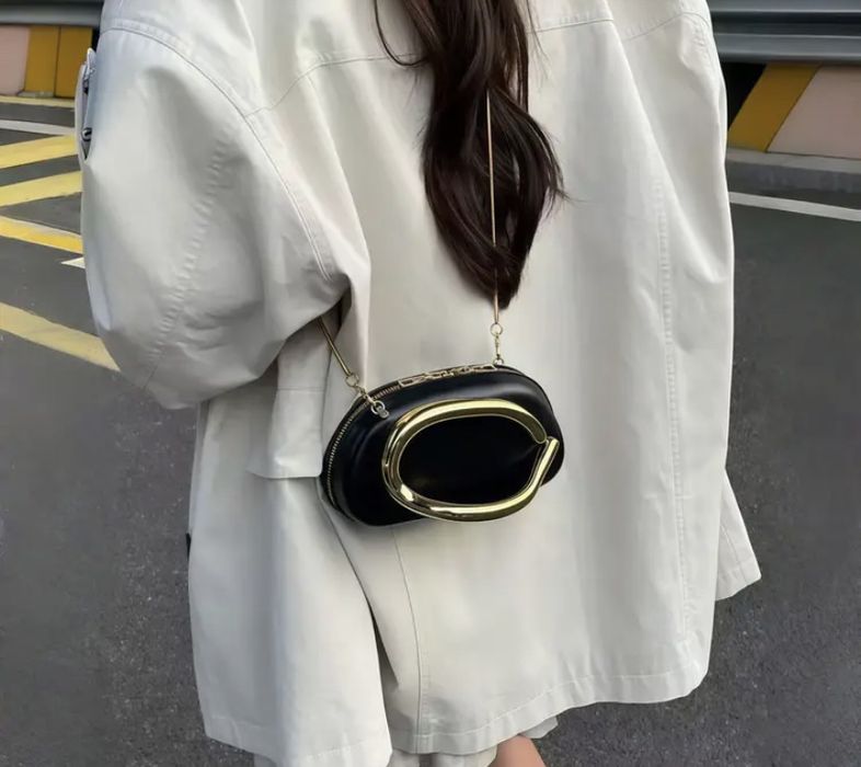 Стилна черна дамска чанта с модерна златна дръжка