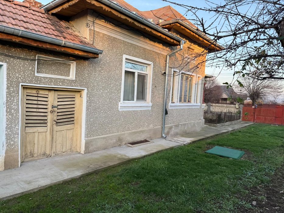 Vând casă  4 camere