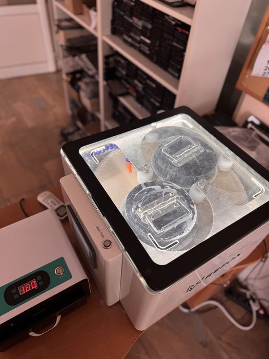 Полиране на дисплеи за iPhone и Apple Watch