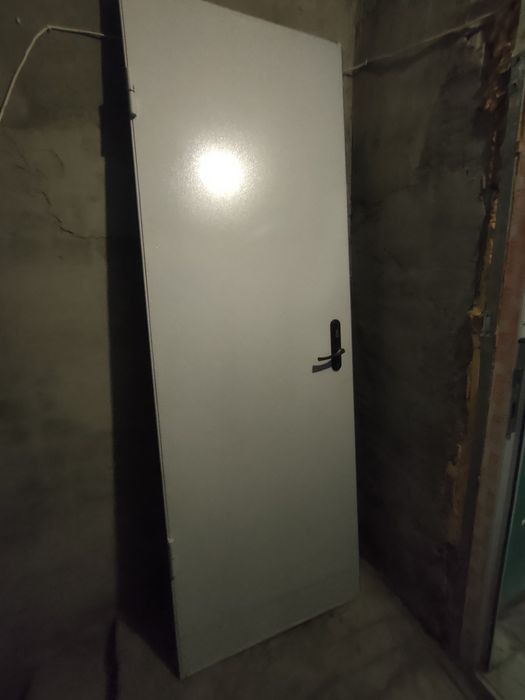 Продам железную дверь