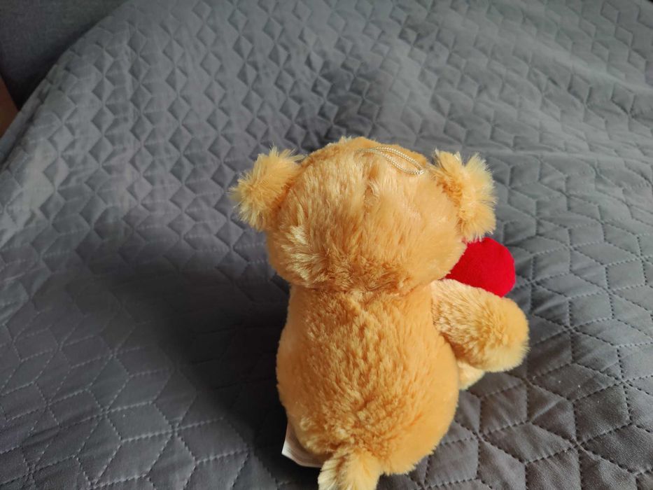 Продавам плюшена мека играчка Мече със сърце - нова