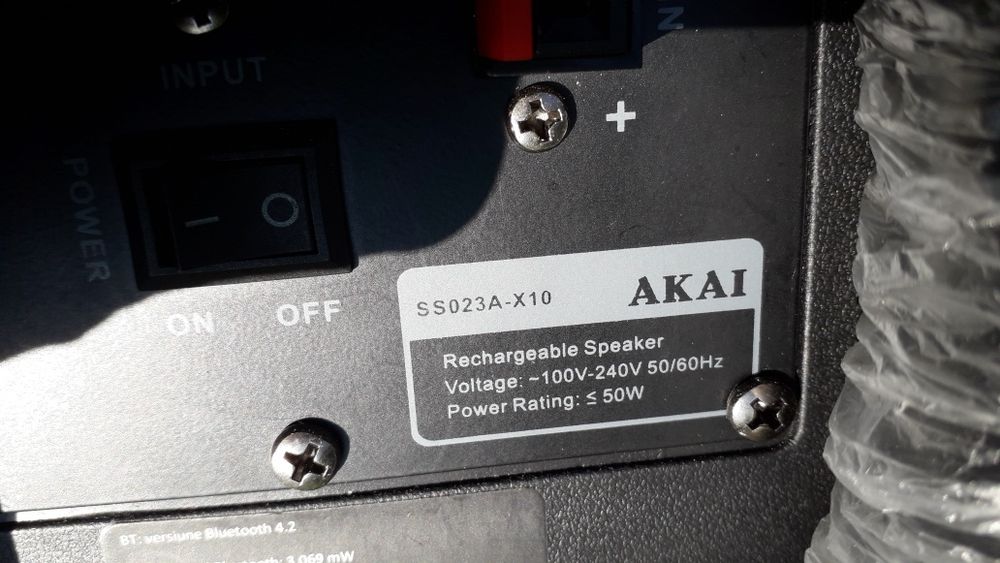 Vind Boxa Akai, puternică 50 W am  si boxe mai mici, la 30 W