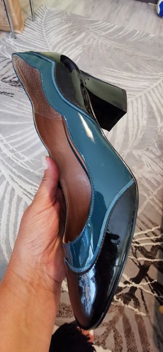 Дамски обувки, естествен лак в петрол и черно, 39 номер