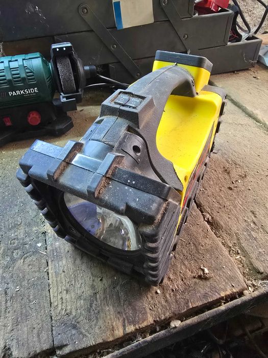 Продавам мини компресор за кола,караван,кемпер или джип.