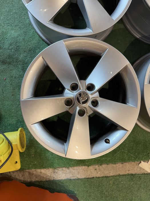 Jante originale Škoda Karoq R17 Ratikon – 7Jx17 ET45 – 5x112 – 57.1 – OEM 57A601025H