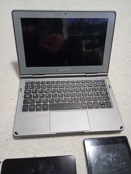 Vând 3  Tablete 1 telefon 1 notebook pentru piese