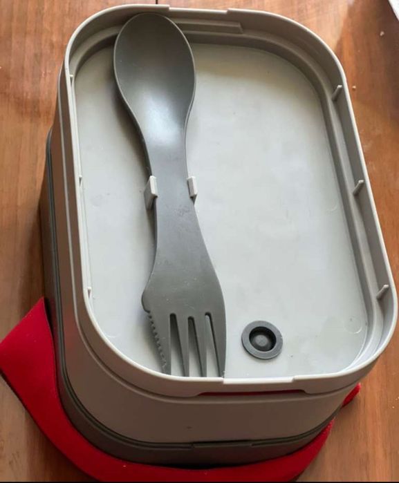 Lunch Box Bento  2 Nivele – Ca Nouă, Ideală pentru Prânz sau Picnic