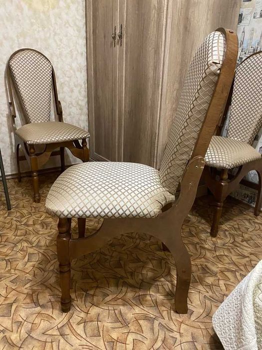 cтул из сосны в гостиную комнату