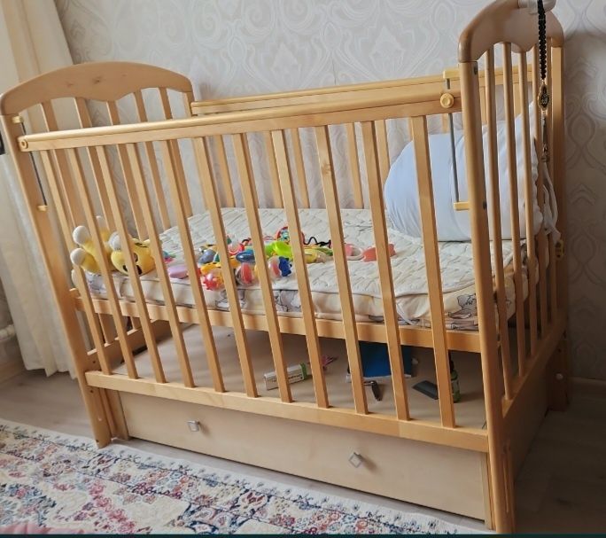 Детская кровать с матрасом.