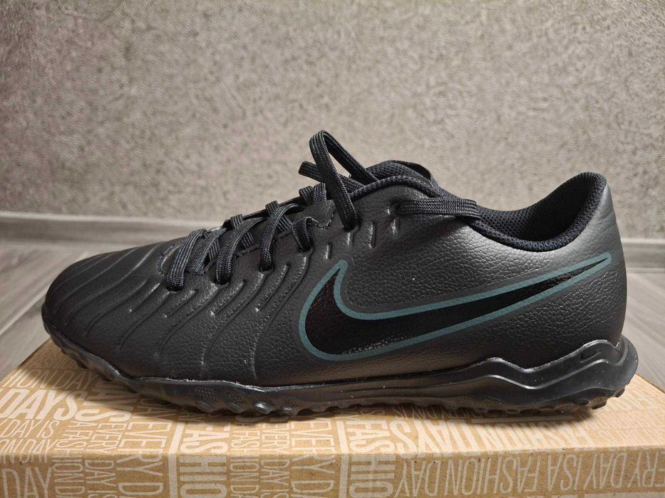 Стуножки за футбол Nike Legend 10 Club TF 41 номер!!!