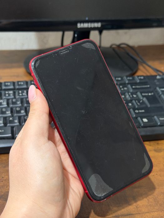 iPhone 11 (Red) — в хорошем рабочем состоянии