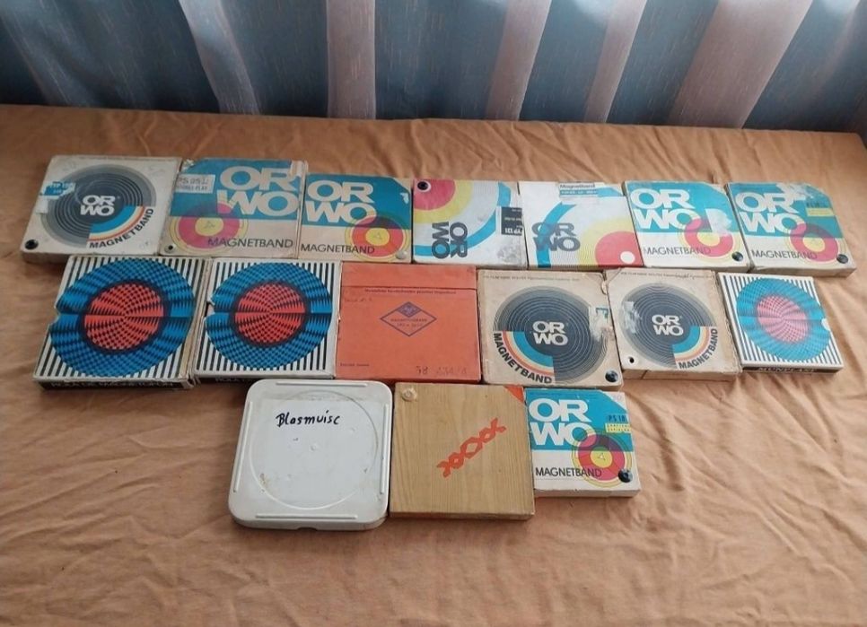 Benzi vechi de magnetofon.