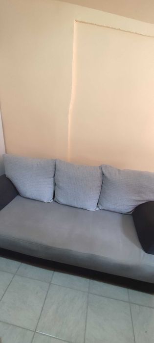 Vand canapea cu doua fotolii, sí canapeaua sí fotoliile sunt extensibile cu lada de depozitare în stare utolizata dar îngrijite sí curate.
