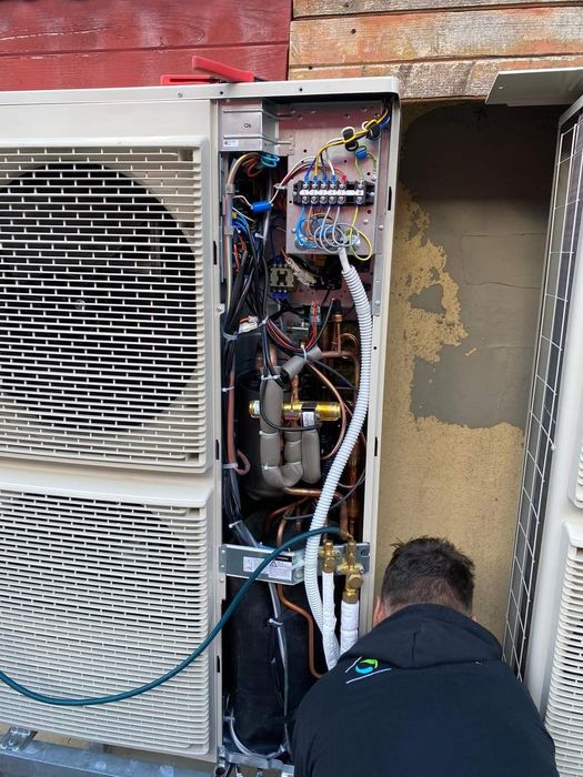 Montaj reparatie service aer conditionat incărcare freon aer