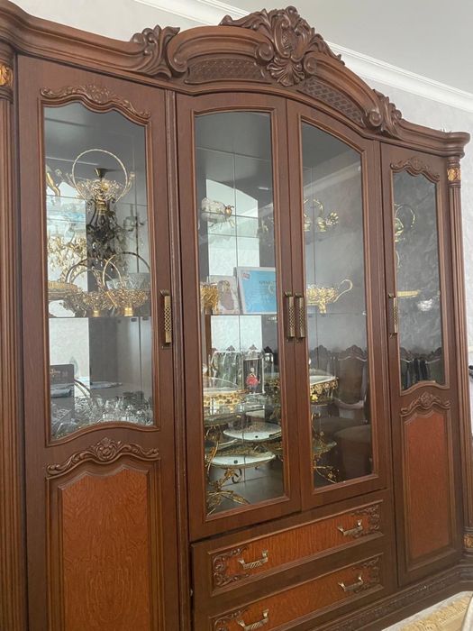 Продается горка стенка, стол овальный и 16 стуля.