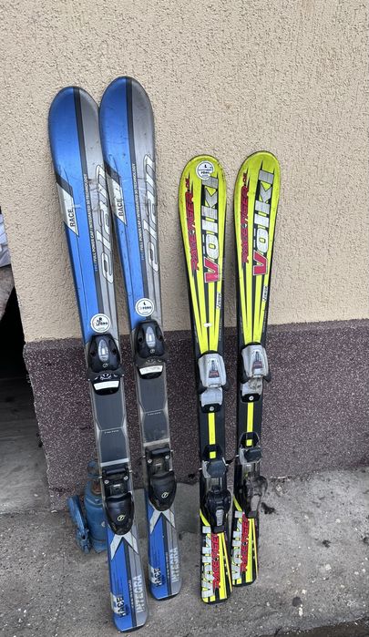 Vand două perechi de schiuri