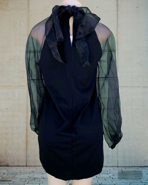 Rochie neagra cu mâneci bufante din voal  se leagă fundă la spate