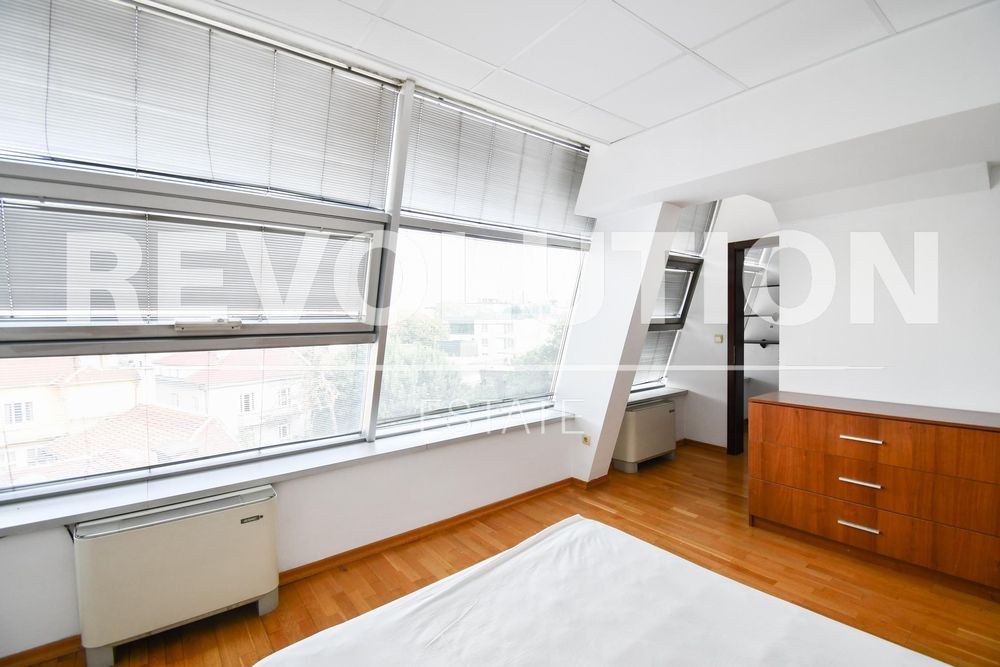 Мезонет с ГАРАЖ в центъра на София.