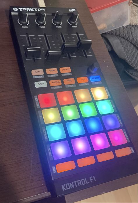 Traktor F1 DJ Controller ( Контролер / Пулт )