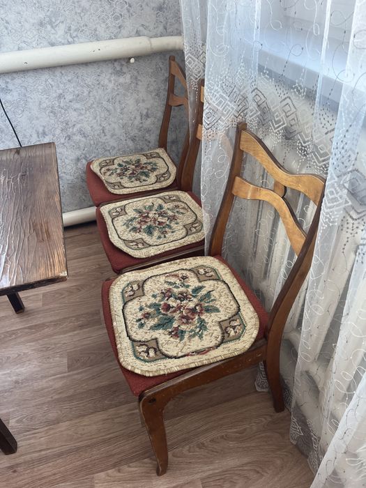 Стол и 4 стула из дерева