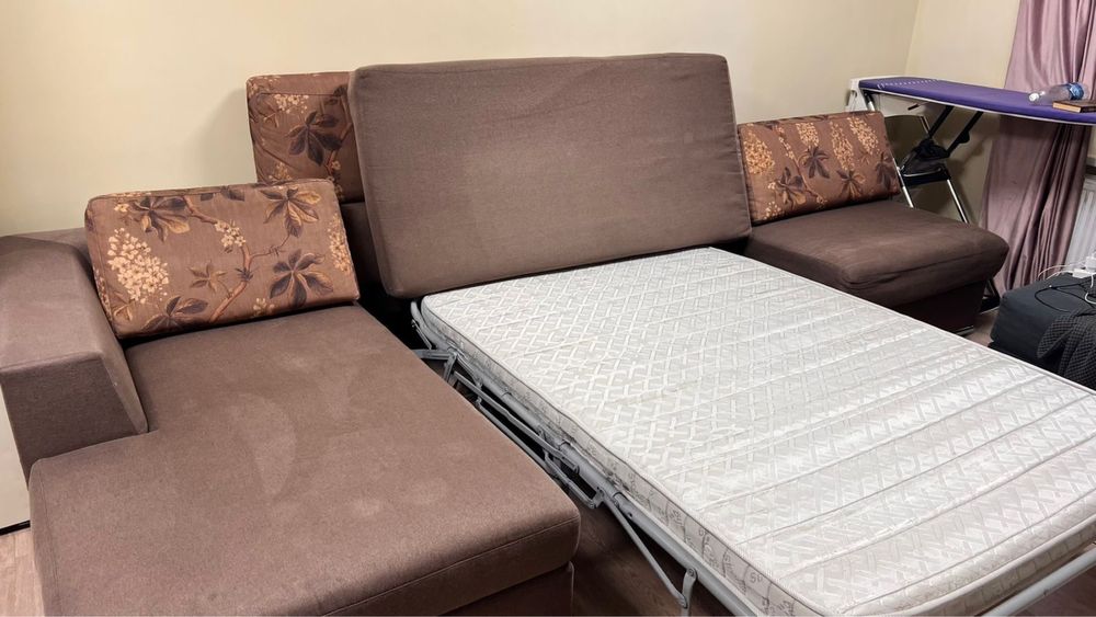 Диван-кровать  коричневый цвет.
