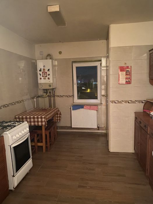 Vand apartament cu 4 camere