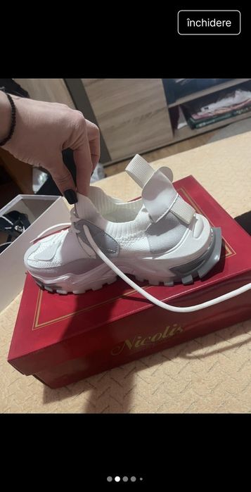 Adidași ușori albi
