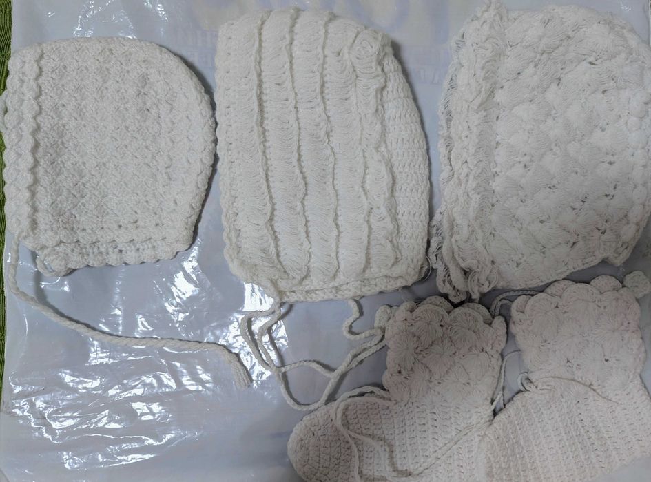 Ръчно плетени бебешки жилетки, шапки, елечета.