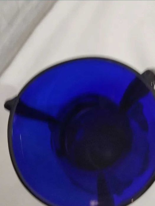 Вазы из цветного стекла.