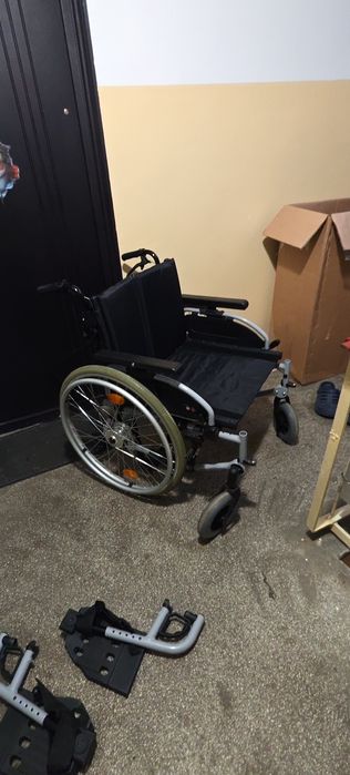 Vând scaun cu rotile pt persoane cu dizabilități