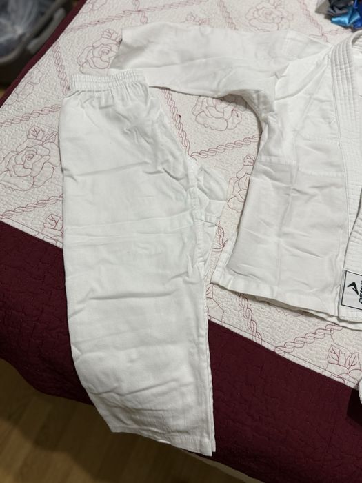 Продам кимоно для каратэ/дзюдо для мальчика