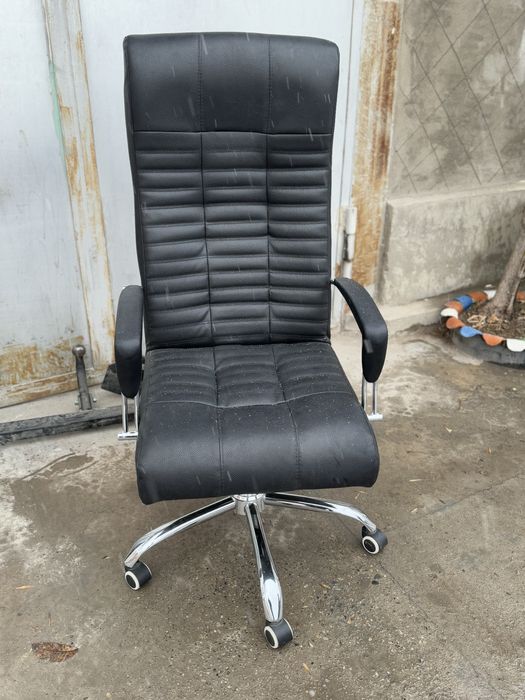 Продается стульчики 70 шт  и 2 кресло