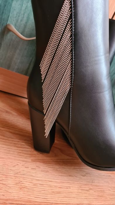 Черни боти на ток