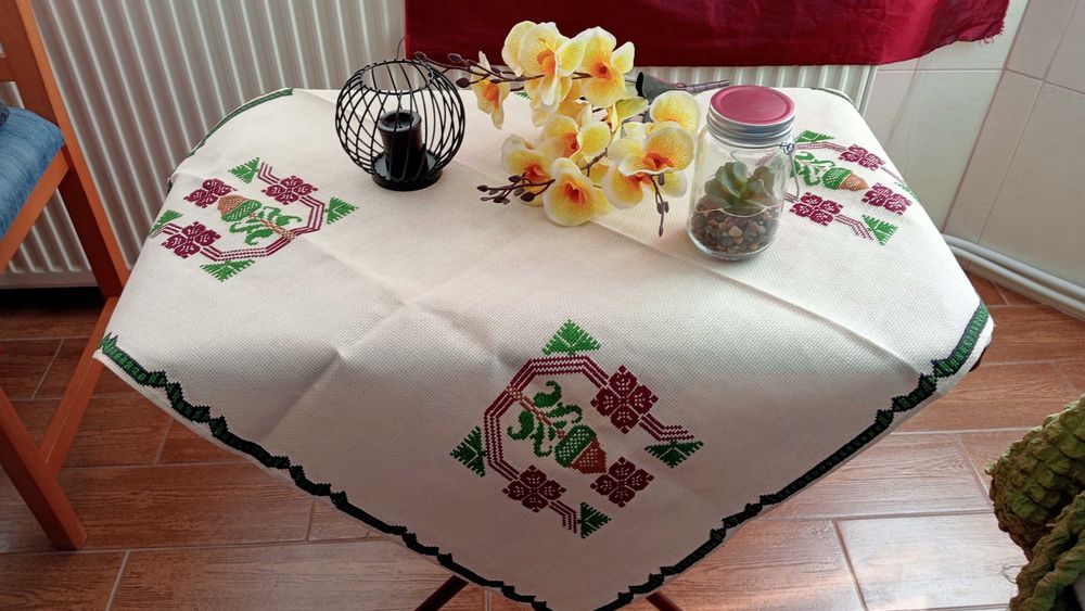 Fata de masa  de peste 40 de ani Handmade creată cu mâna