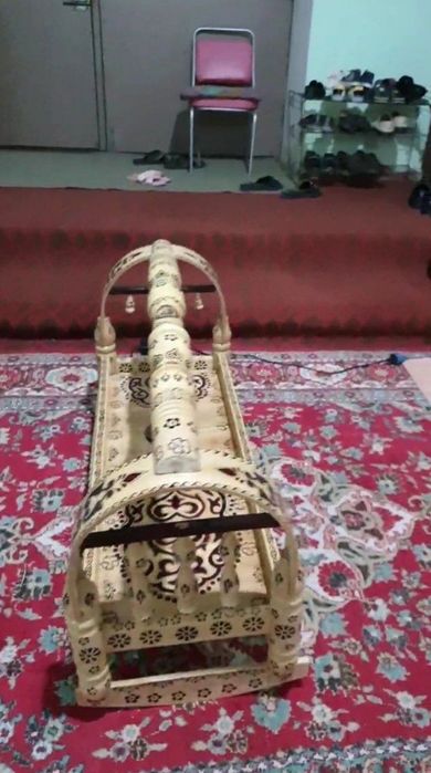 O'zi tebratadigan motorli beshik sotiladi