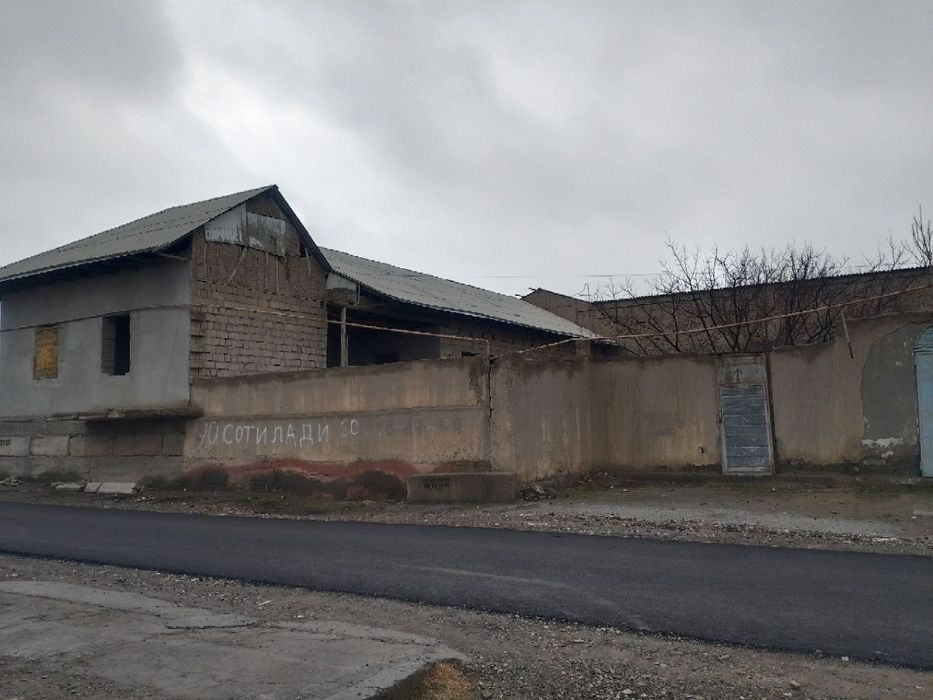 Ховли сотилади. 40 чинор оркасида