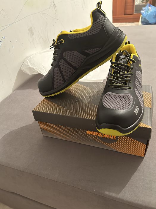 Продам новые кроссовки