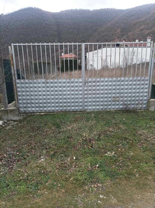 Продавам имот в село Железница,област благоевград.