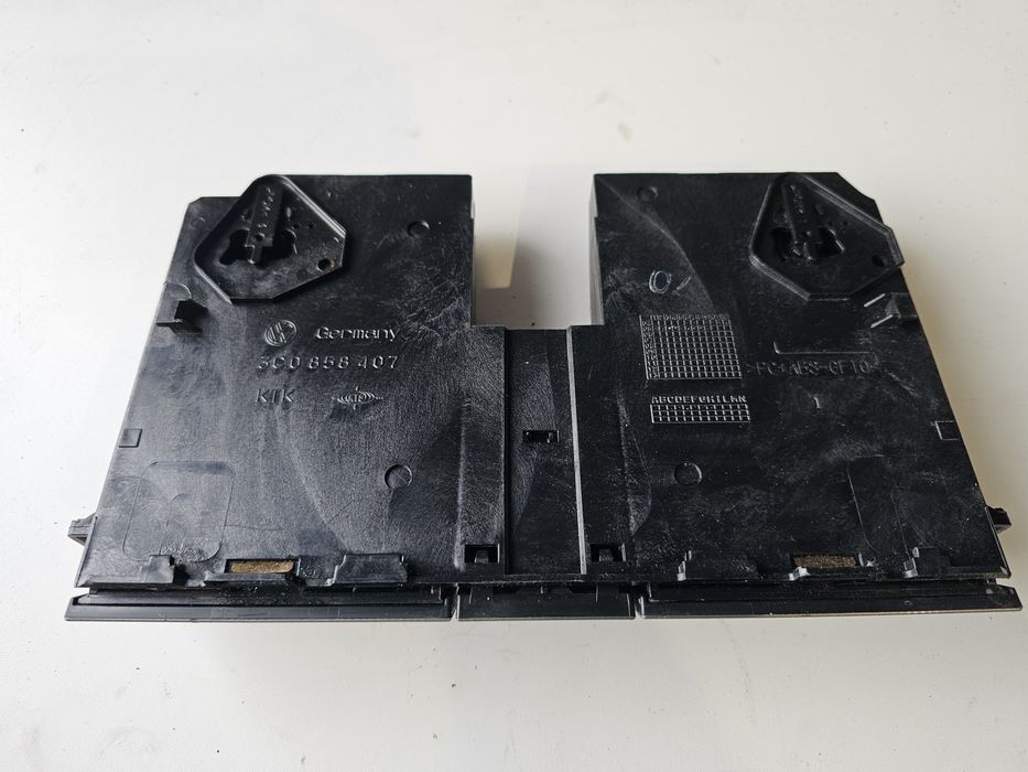 sertar depozitare + buton avarie original volkswagen passat b6

stare