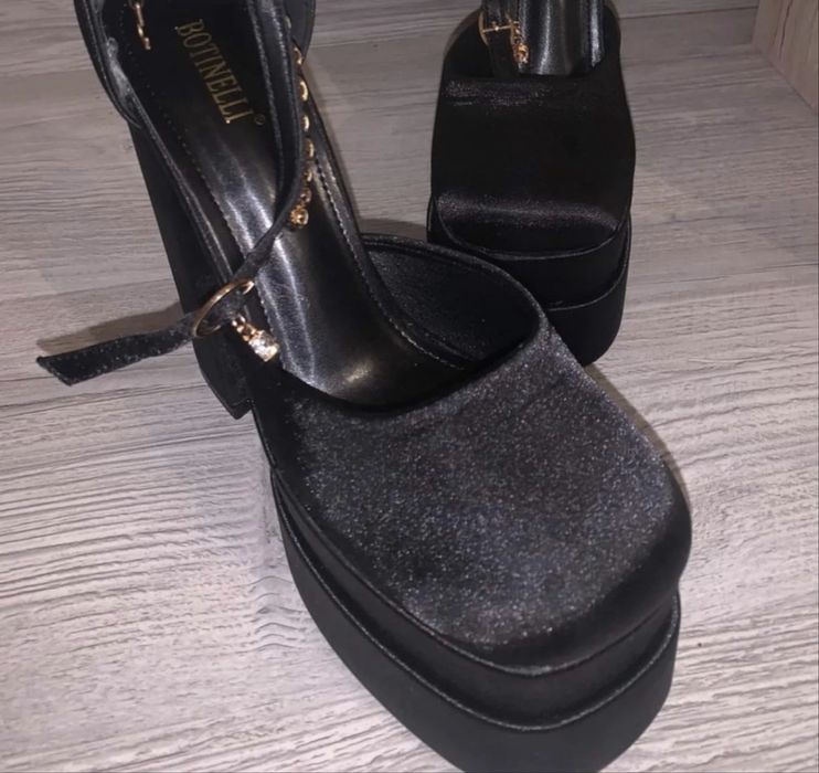Vand pantofi cu toc Botinelli
