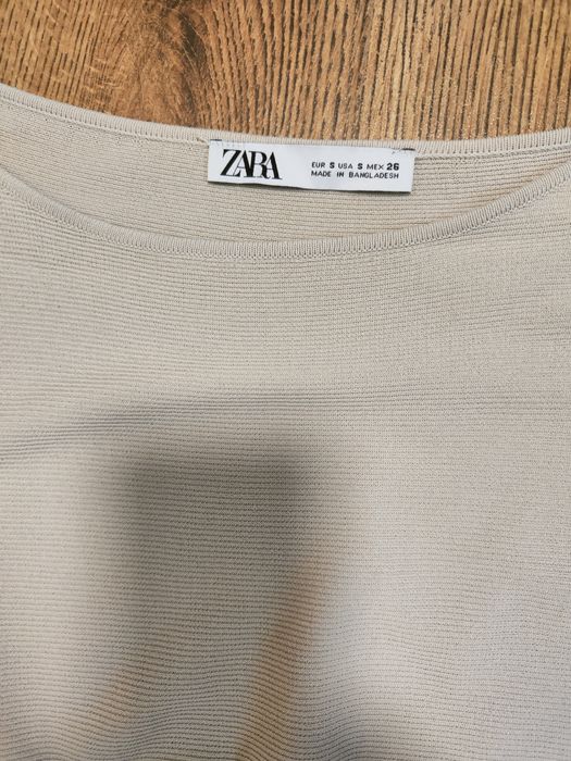 Бежова рипсена блуза с дълъг ръкав на Zara.