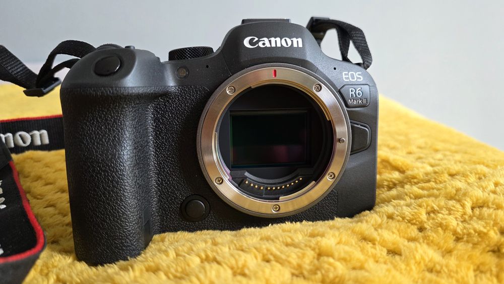 Canon EOS R6 mk II ca NOU, garanție F64, acumulator extra + card BONUS