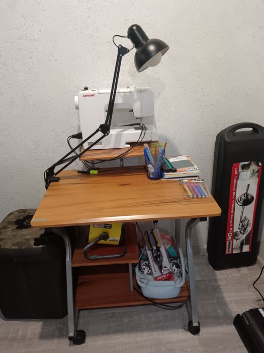 Продам стол компьютерный стол.