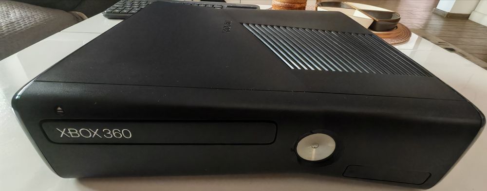 XBOX 360 SLIM S 500 GB cu KINECT MODAT RGH3  la  cutie