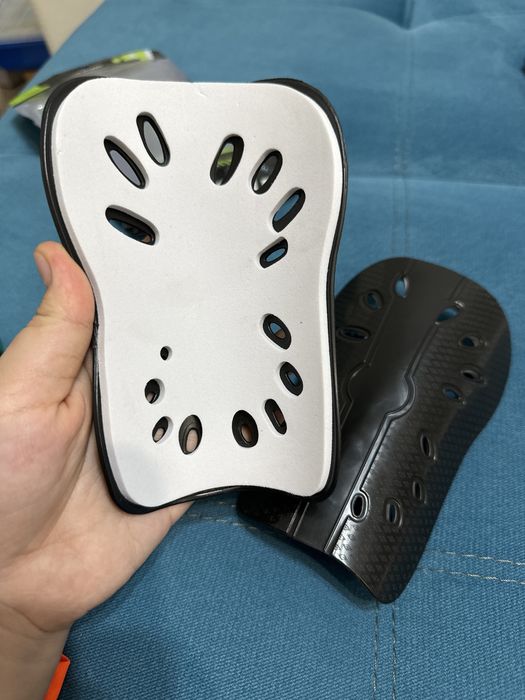 Щитки футбольные